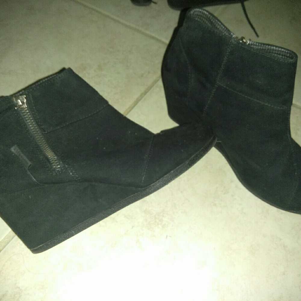 Size 7 zip up booties